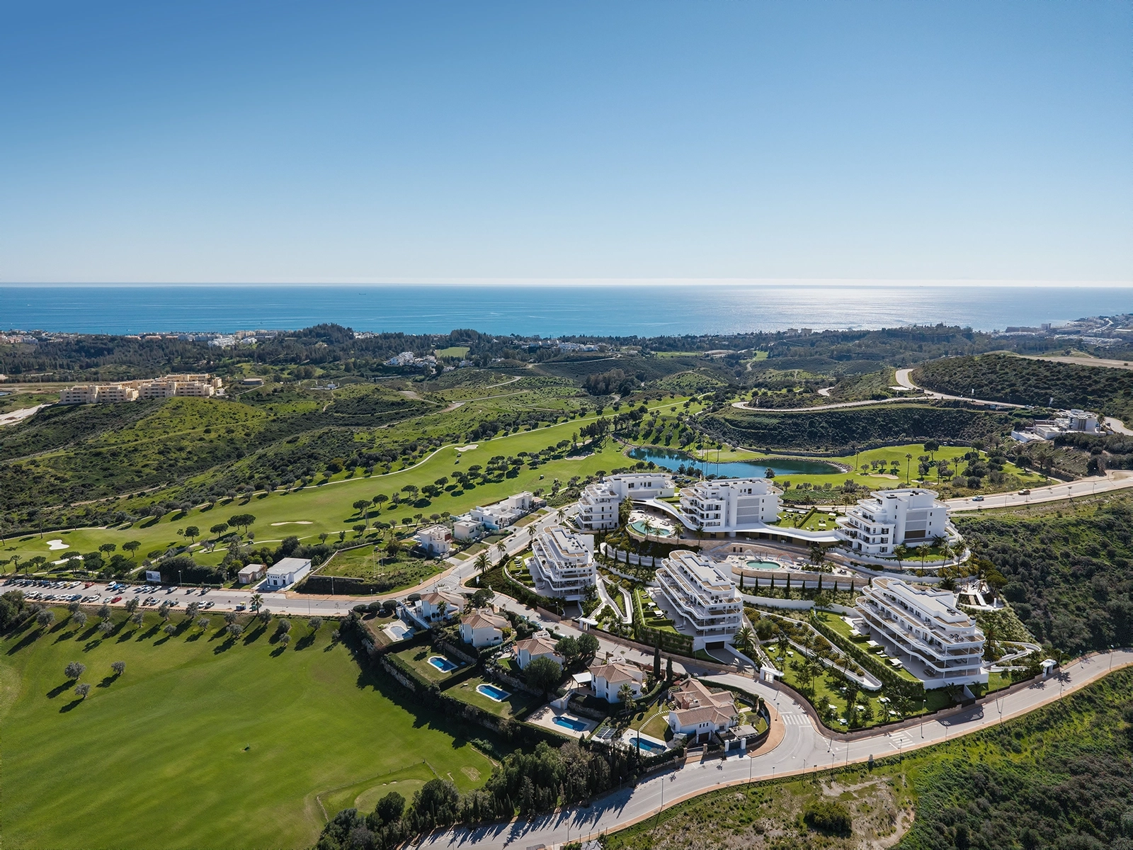 Beliggende på en blid bakke i Mijas kan du nyde havudsigt over Middelhavet og Cerrado de Aguila Golf Club, med Costa del Sols strande kun 10 minutter væk.