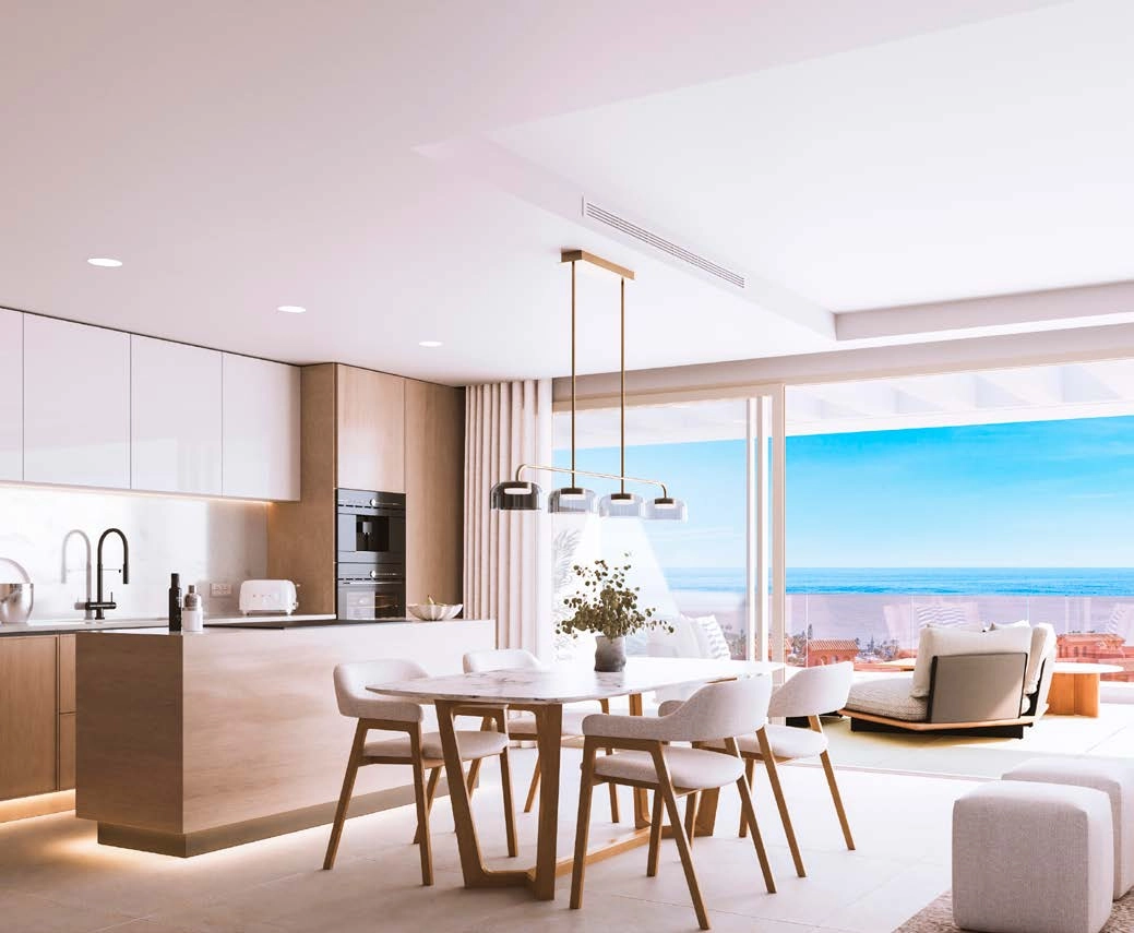 Rummelige stuer forbindes med terrassen og bringer den fantastiske havudsigt indendørs.