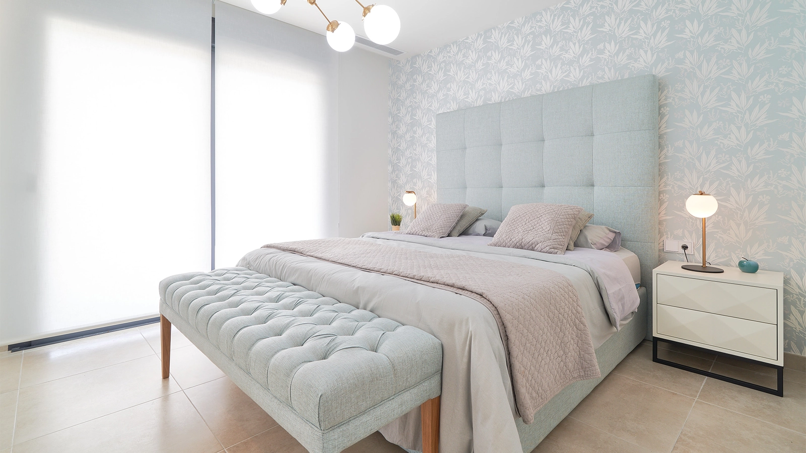 Den elegante mastersuite, et fredfyldt og komfortabelt rum designet til hvile og afslapning.