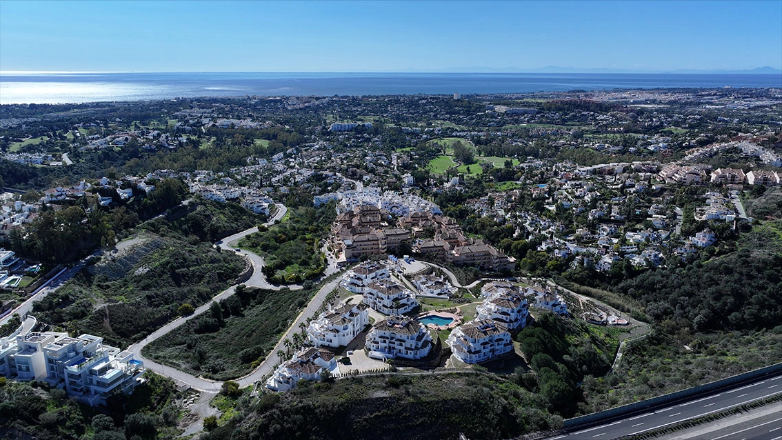 Panoramaudsigt over Nueva Andalucías frodige landskab mod Middelhavet, et dagligt skuespil fra dit hjem.
