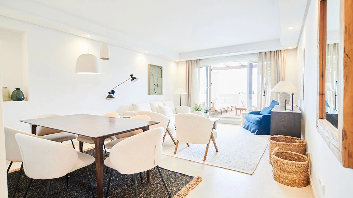 Et lyst og rummeligt opholdsområde, designet til komfort og elegance, der sømløst forbinder til udendørsarealerne.