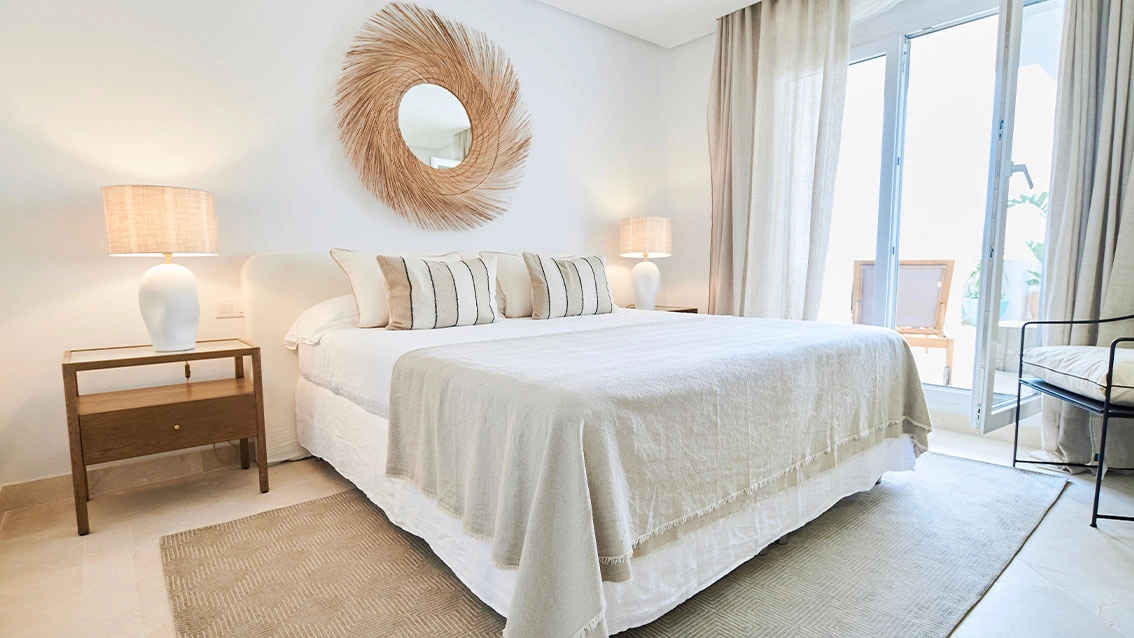 Det rolige soveværelse, et fredfyldt tilflugtssted med naturligt lys og direkte adgang til terrassen.