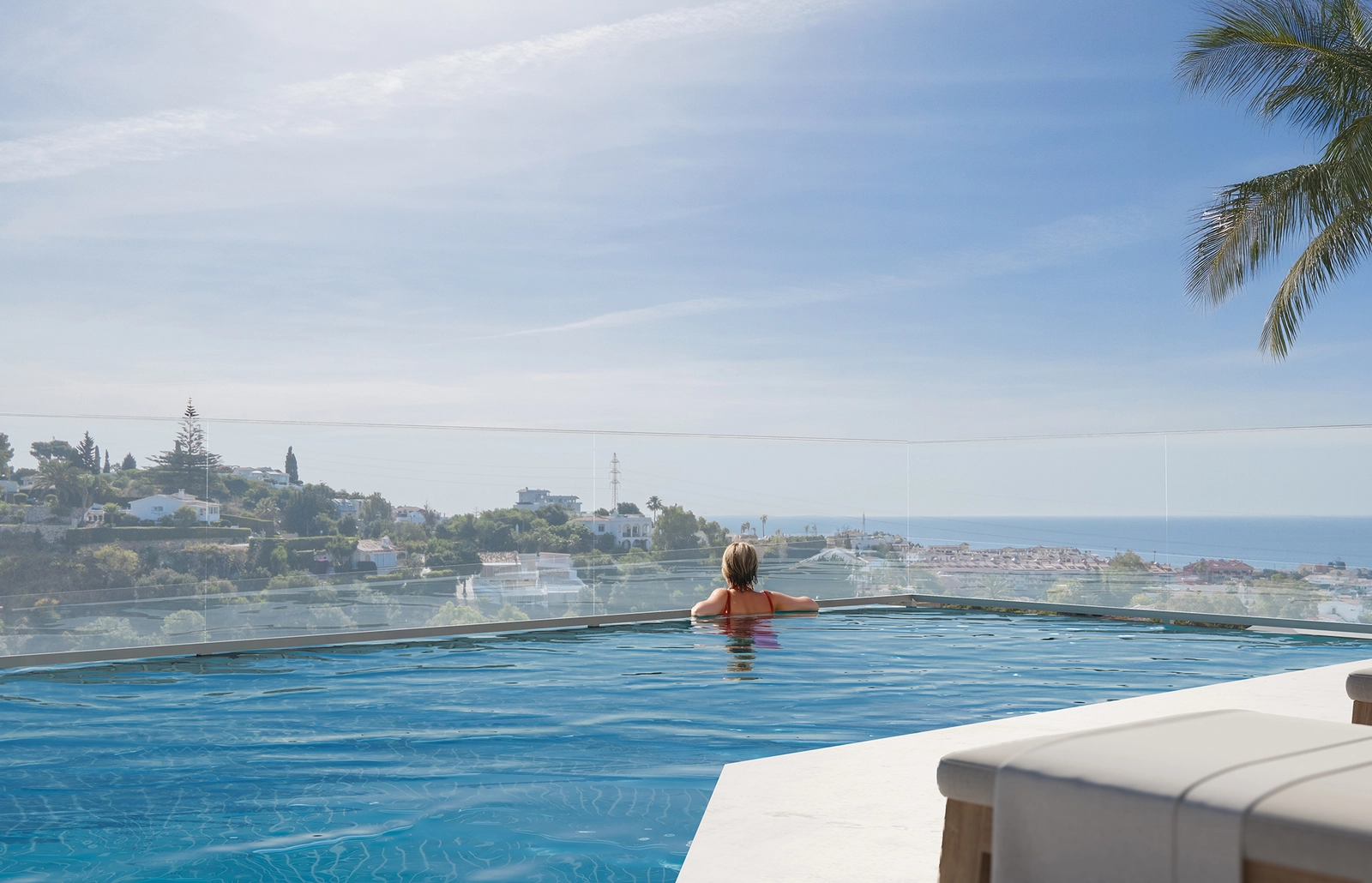 Nyd øjeblikke med fred og ro ved den smukke fælles swimmingpool.