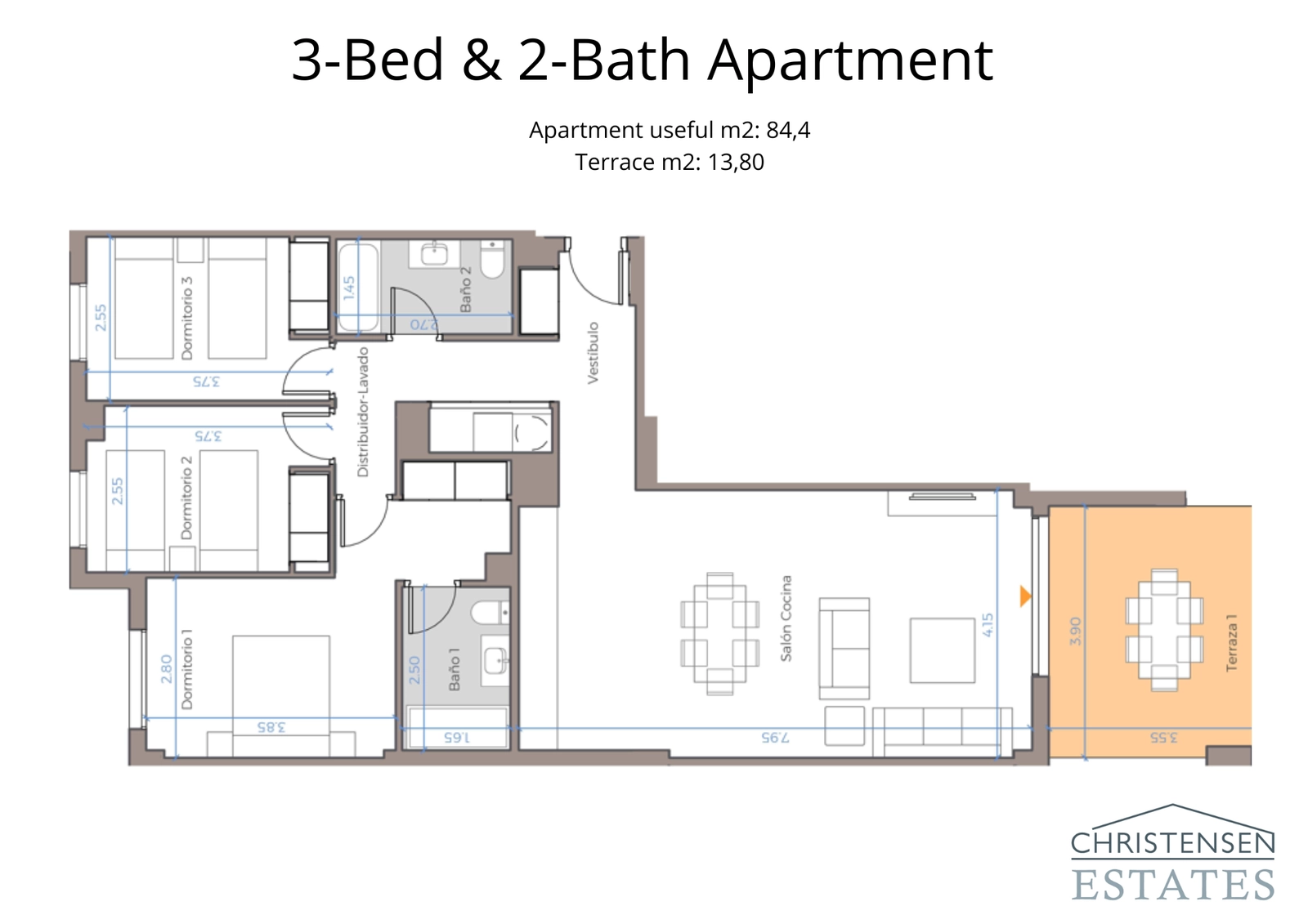 Rummelig lejlighedsindretning med tre soveværelser, designet til komfort og funktionalitet med direkte adgang til udendørsarealer.