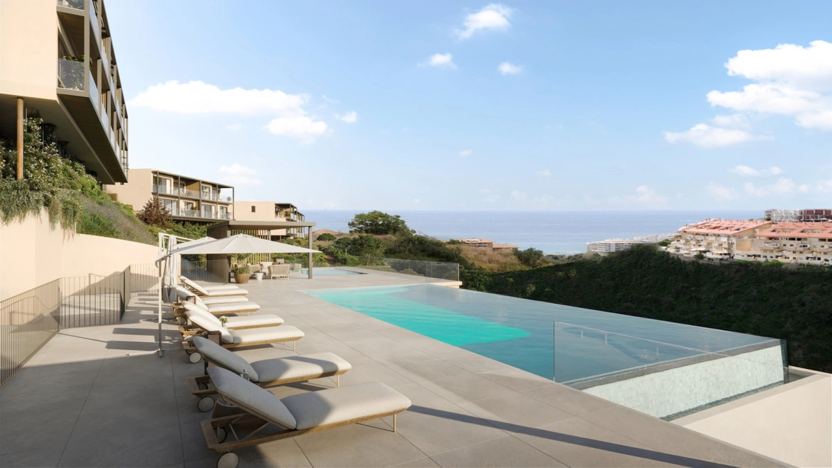 Et roligt soldæk ved infinitypoolen med udsigt over Costa del Sol.