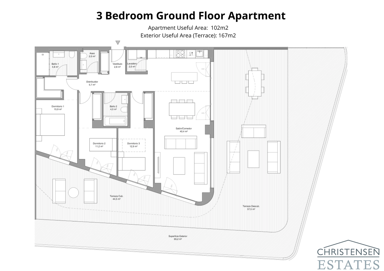 Den rummelige stueetagebolig med tre soveværelser tilbyder en generøs terrasse og privat have, perfekt til familieliv og underholdning.