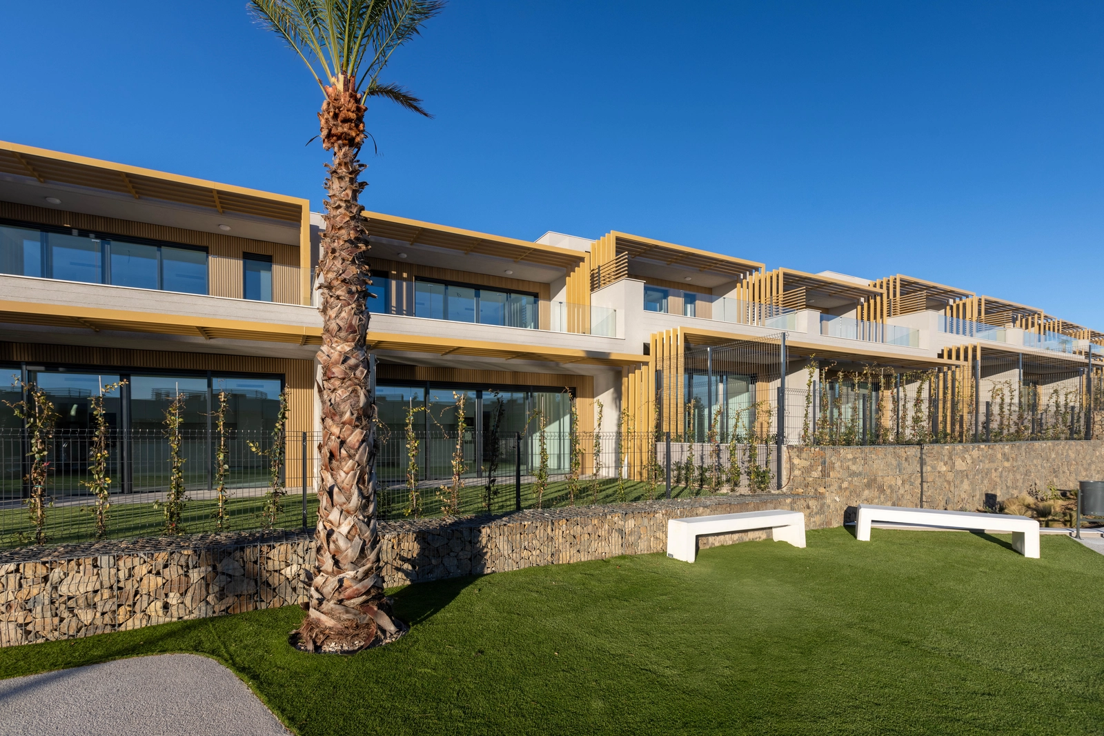 Velplejede haver og grønne områder skaber en fredfyldt atmosfære i hele samfundet.