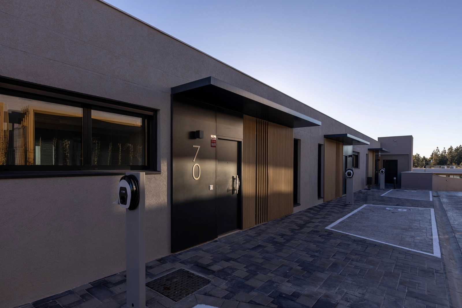 Private parkeringspladser inkluderer praktiske ladestandere til elbiler.