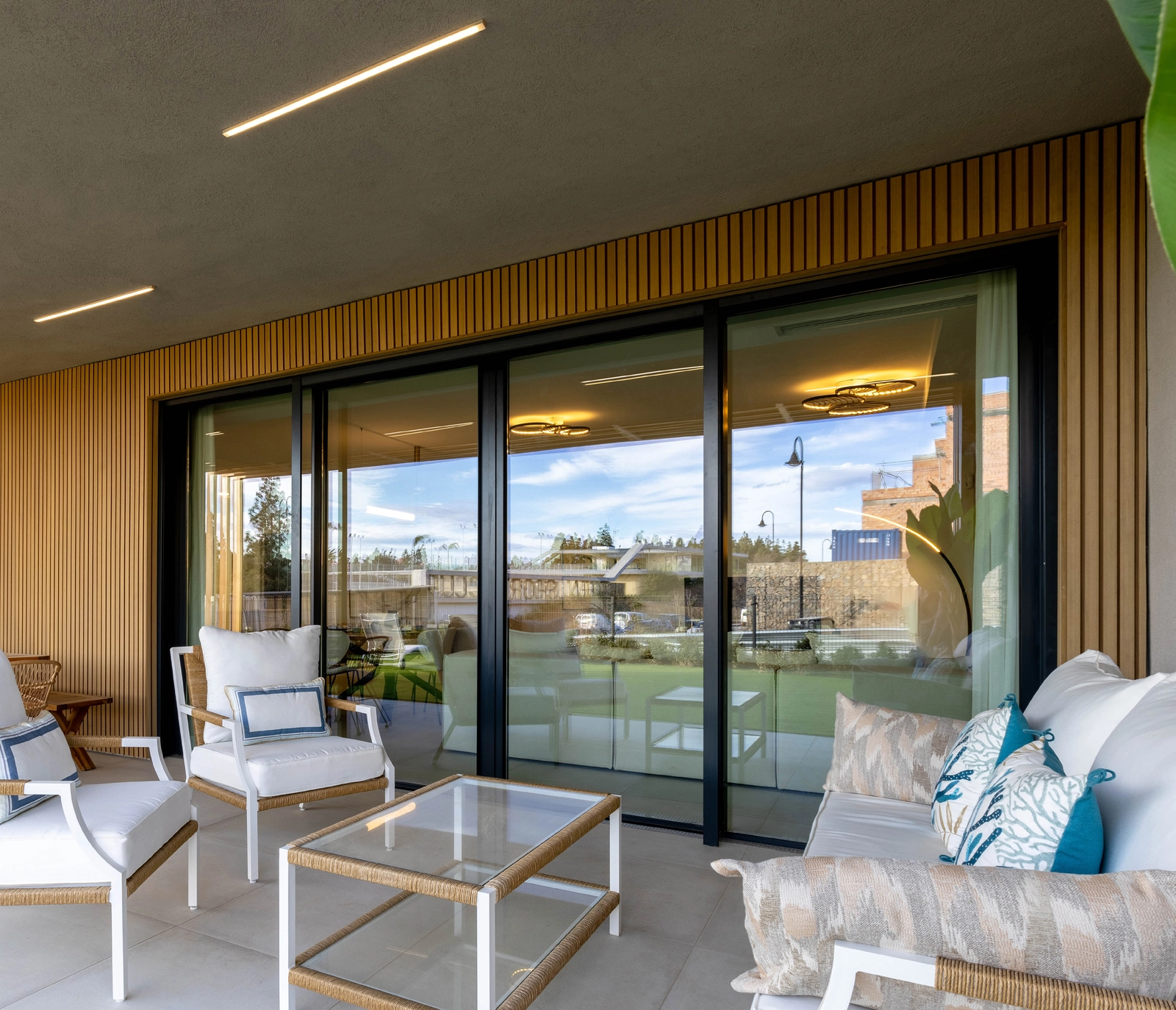 En privat, overdækket terrasse giver et roligt sted til afslapning og udendørs spisning.