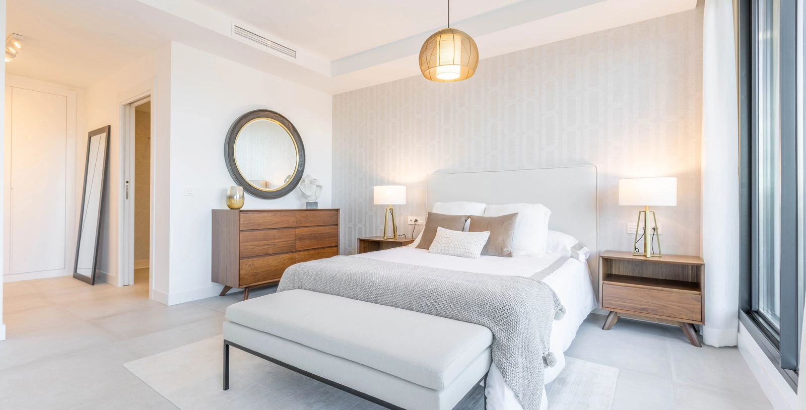 Master soveværelset er et fredfyldt tilflugtssted, designet med elegance og komfort for øje.