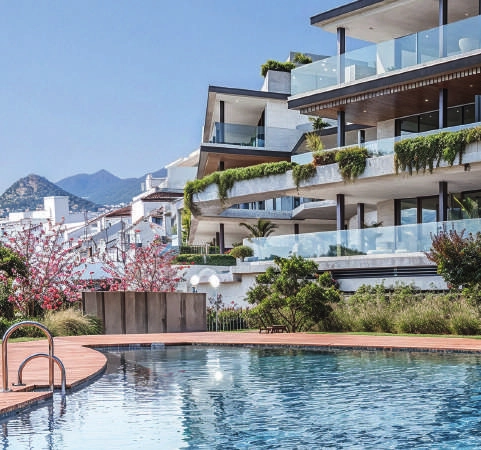 Den store fælles swimmingpool er det perfekte sted at køle af og nyde de mere end 320 solskinsdage.