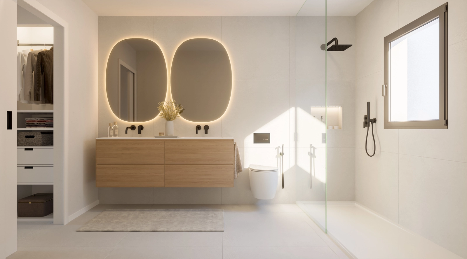 Et lyst og moderne badeværelse med armaturer af høj kvalitet og en rummelig walk-in-bruser.