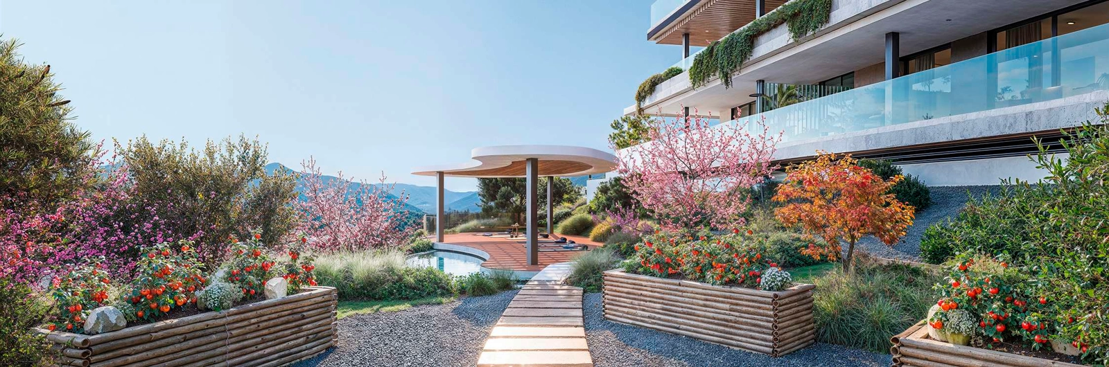 Smukt anlagte middelhavshaver skaber et fredeligt miljø, som beboerne kan nyde.