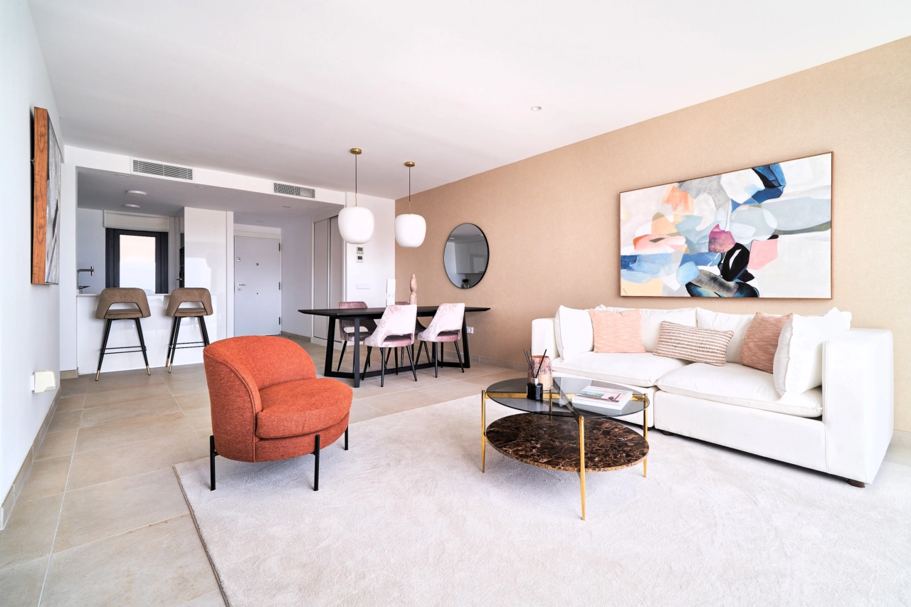 Lyse og elegante opholdsrum designet til komfort, med moderne indretning og finish af høj kvalitet.