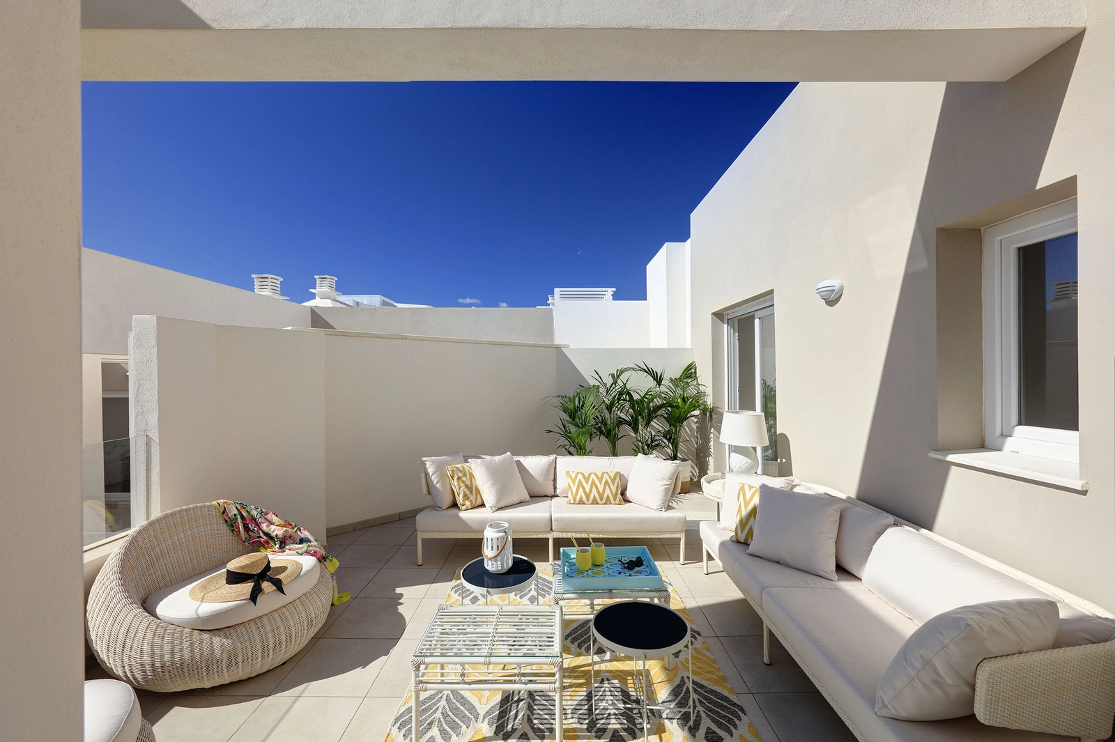 Nyd Costa del Sol-klimaet på din rummelige private terrasse, perfekt til afslapning eller spisning.