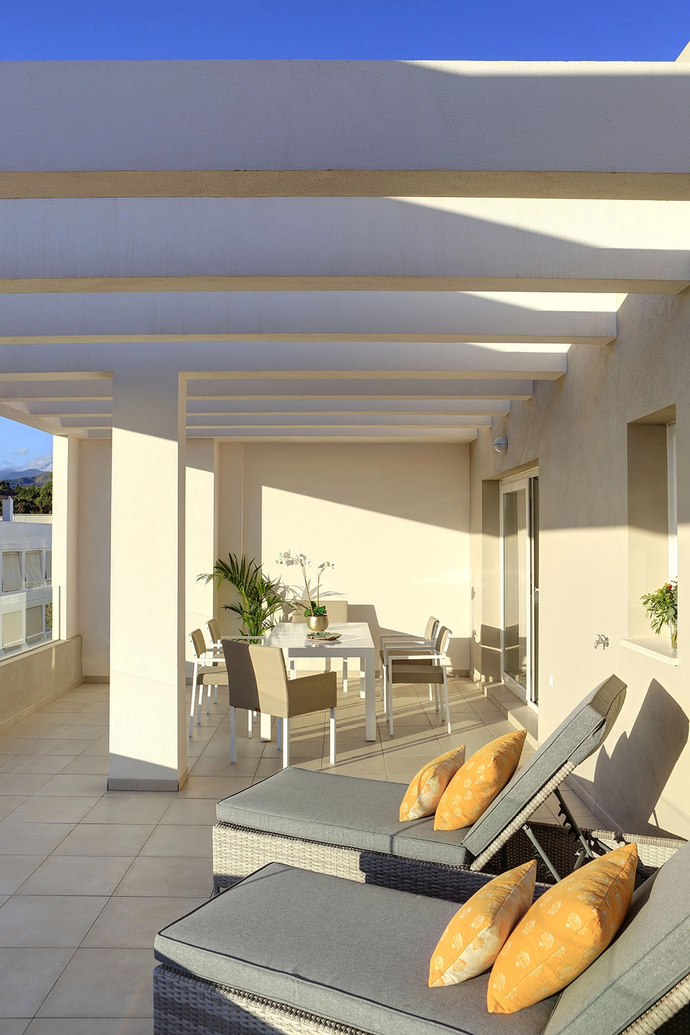 Nyd den spanske sol på din private terrasse, designet til ultimativ afslapning og komfort.