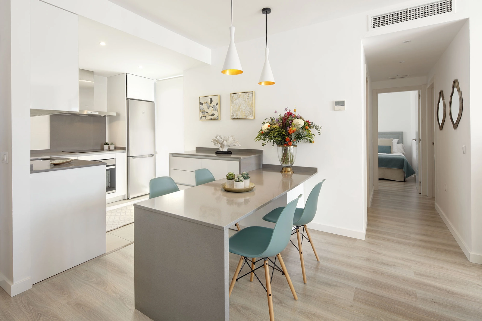 Lyse køkkener med åben planløsning byder på moderne design og eksklusive finish, perfekte til madlavning og underholdning.