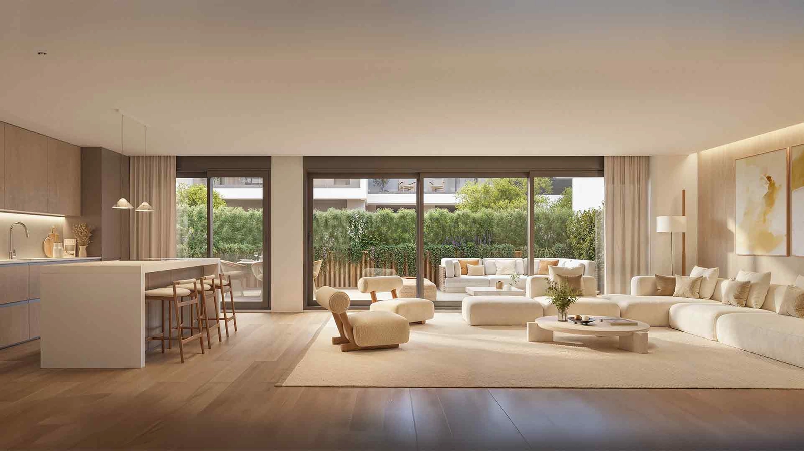 Rummelige og lyse åbne opholdsrum designet til komfort og forbundet smidigt med udendørs terrasser.