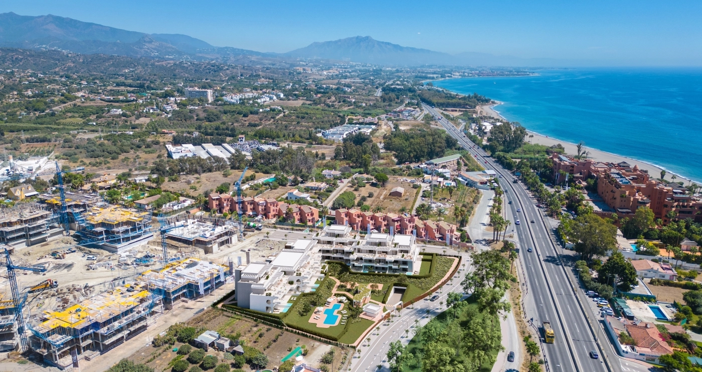 En storslået panoramaudsigt over udviklingens førsteklasses beliggenhed i Estepona, mellem bjergene og Middelhavet.