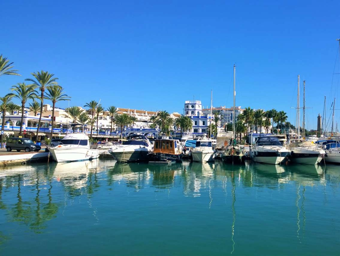 Den livlige Estepona marina ligger kun en kort gåtur væk og tilbyder restauranter, butikker og underholdning.