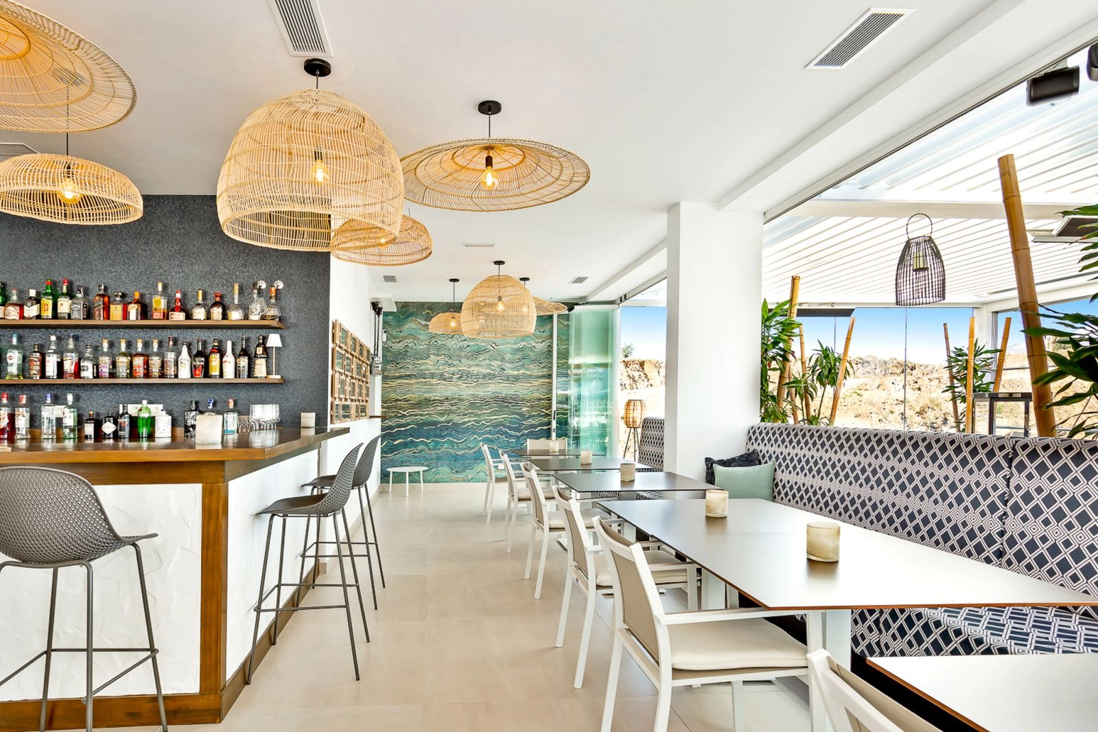 Restaurant- og barfaciliteter på stedet tilbyder praktiske og stilfulde spisemuligheder for beboere.