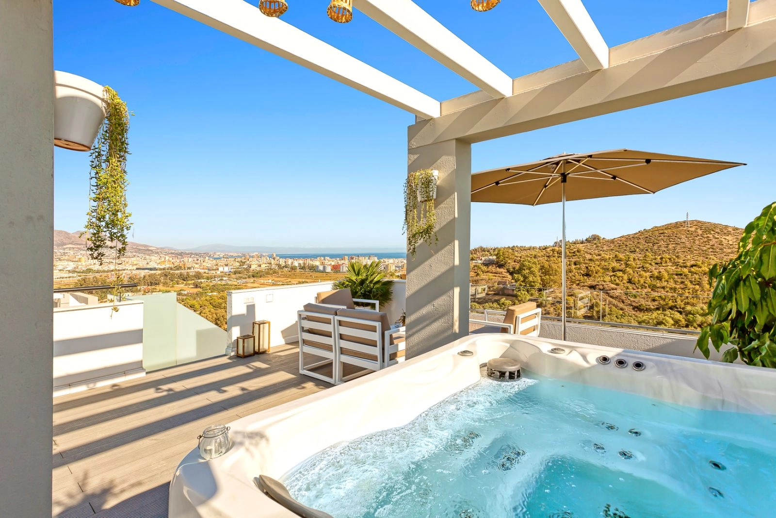 Slap af i din private jacuzzi på tagterrassen, en perfekt ramme for rolige aftener med panoramaudsigt.