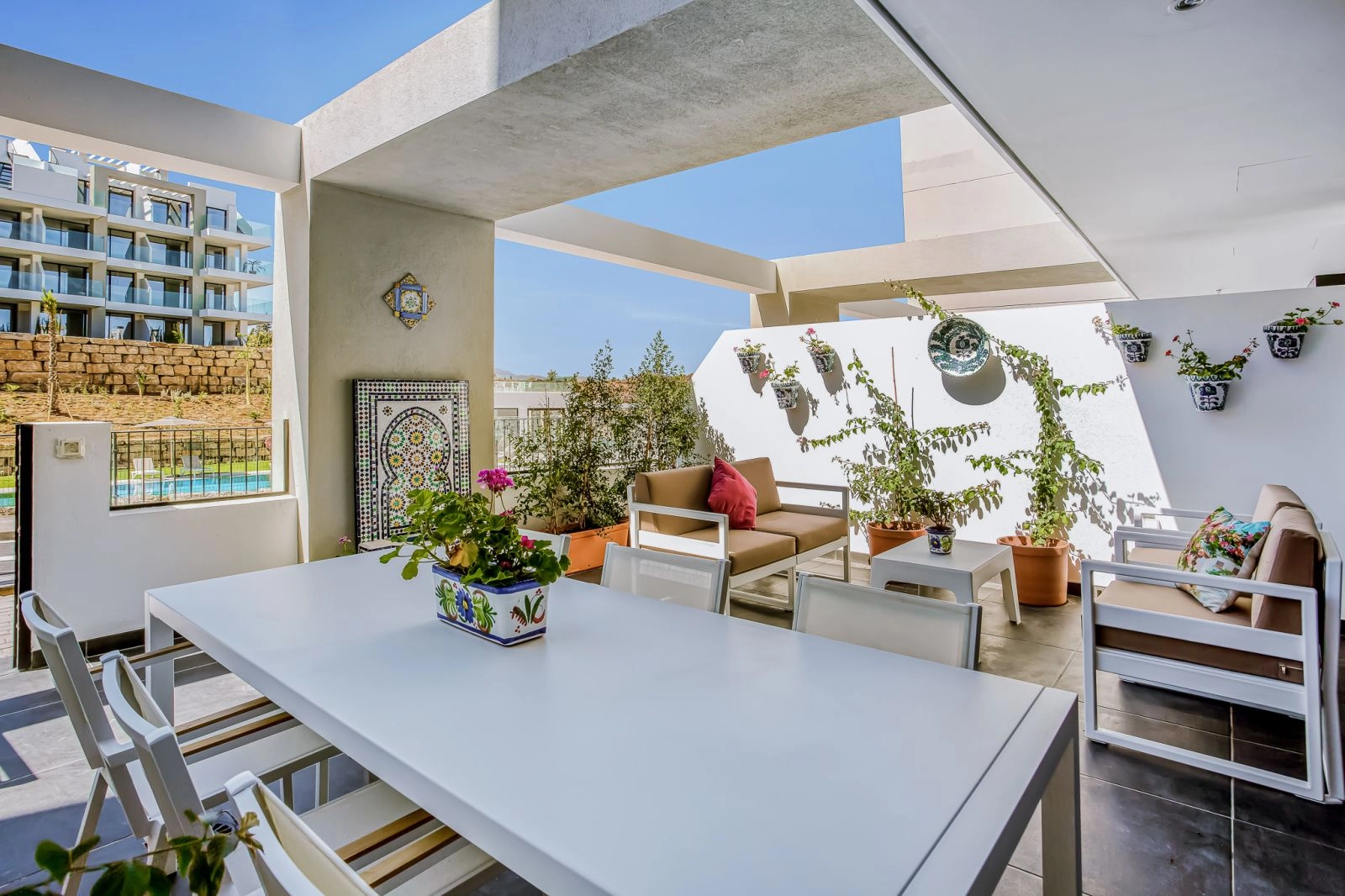 En rummelig overdækket terrasse giver den ideelle plads til udendørs spisning og til at nyde det vidunderlige klima i det sydlige Spanien.