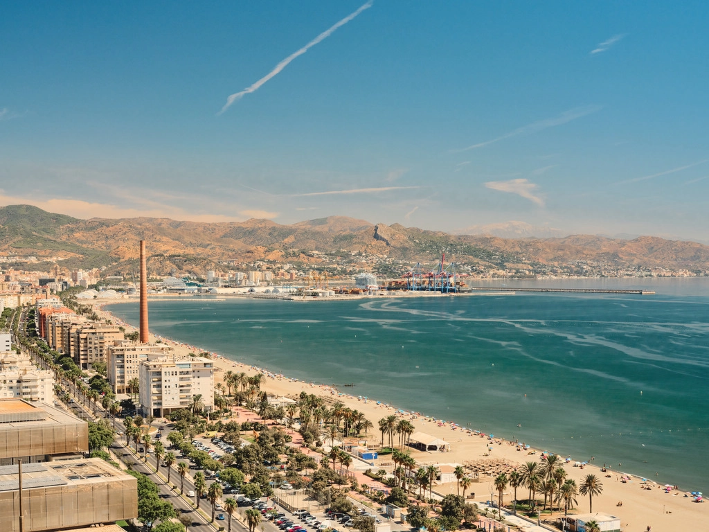 Oplev en betagende panoramaudsigt over Middelhavet og Malagas kystlinje fra din egen private terrasse.