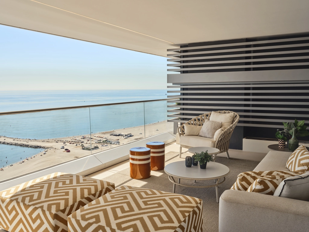 En smukt indrettet terrasse, perfekt til afslapning eller spisning, mens du nyder havbrisen og den fantastiske kystudsigt.