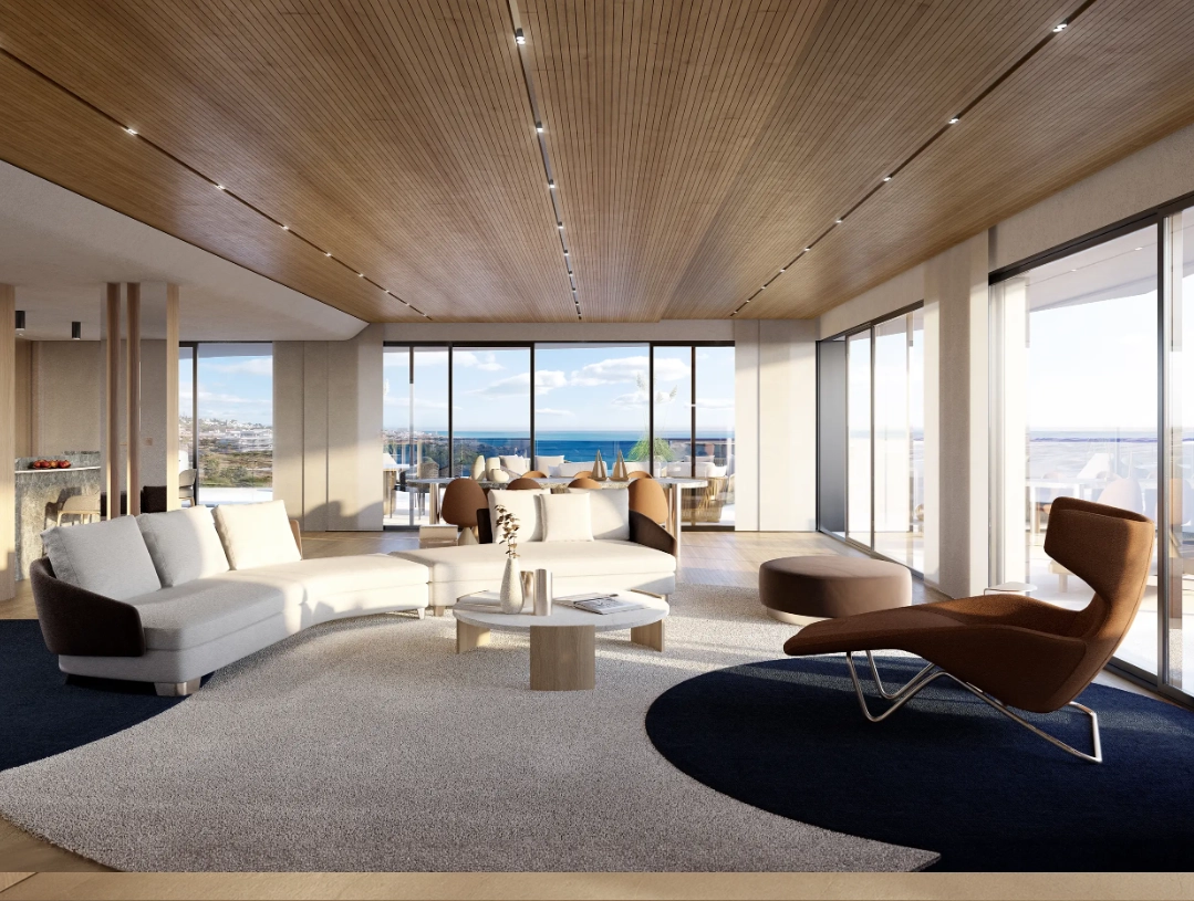 Solrige opholdsrum med gulv-til-loft-vinduer forbinder dig med Middelhavets smukke udendørs omgivelser.