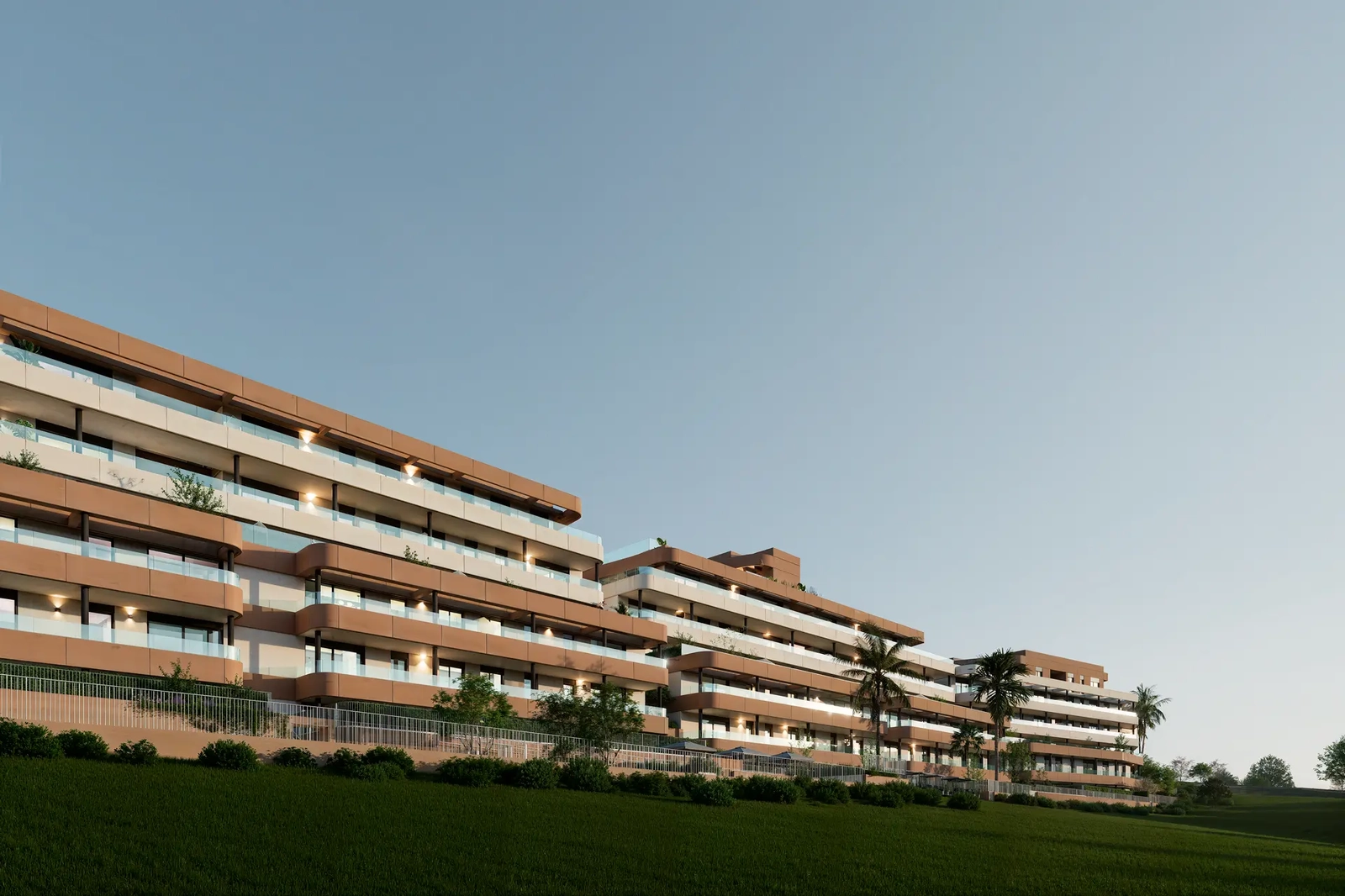 Bygningernes elegante design, placeret mod Estepona golfbanens grønne landskab.