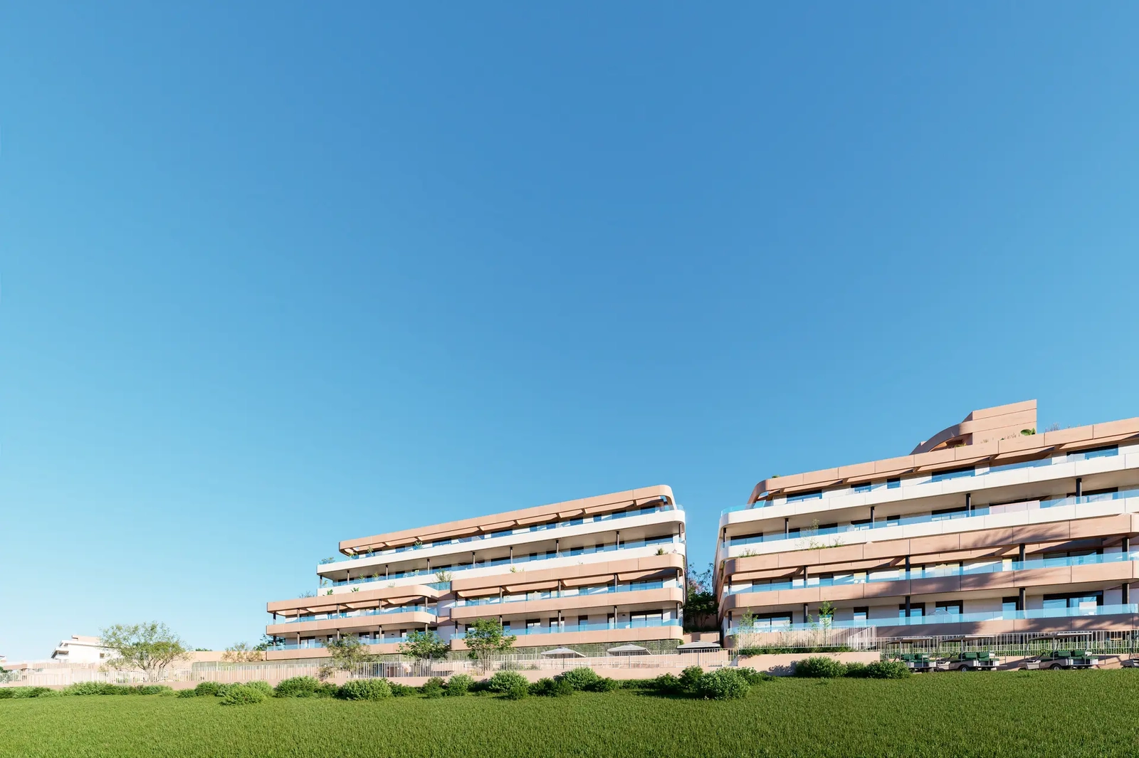 En vidstrakt udsigt over boligkomplekset, perfekt integreret i de frodige grønne fairways på Estepona Golf.