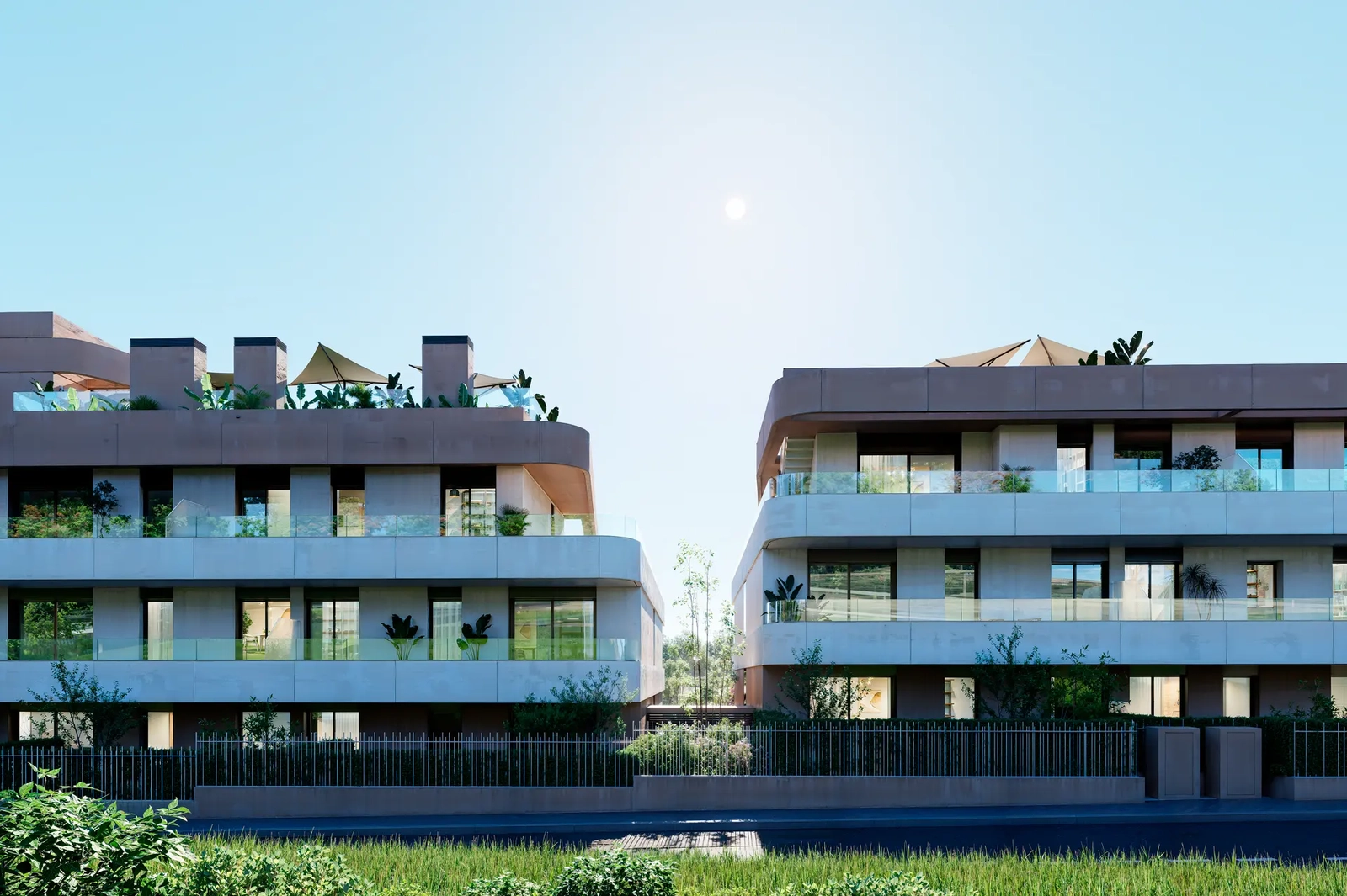 Et nærmere kig på den moderne facade, der viser rene linjer og materialer af høj kvalitet, som smelter sammen med de naturlige omgivelser.