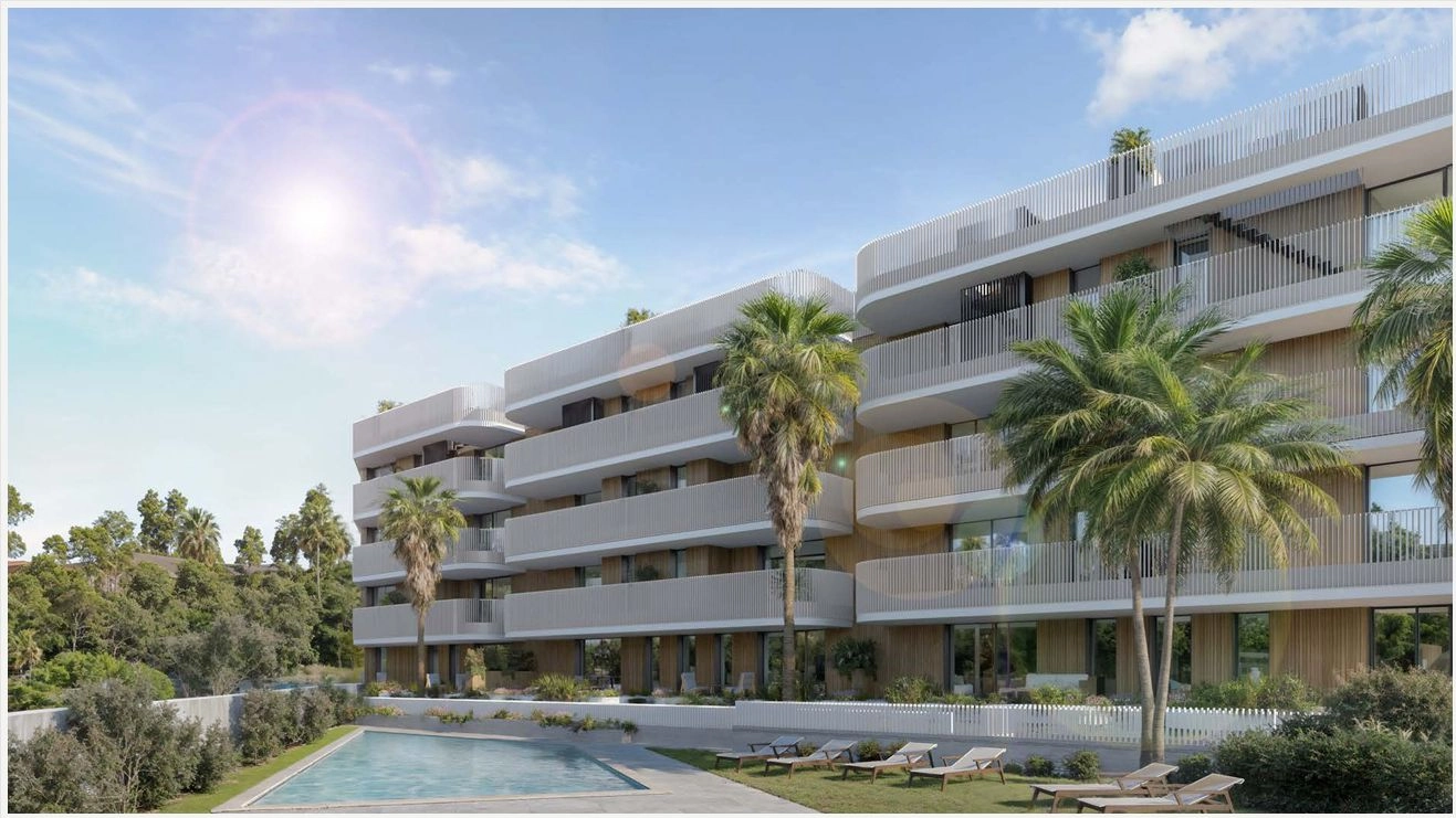 Bebyggelsens moderne arkitektoniske design harmonerer med det omkringliggende landskab og palmetræer.
