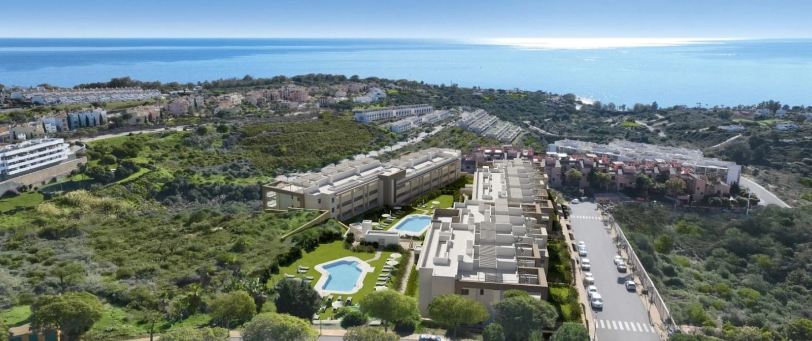 Et luftperspektiv, der viser bebyggelsens privilegerede position med udsigt over havet på Costa del Sol.