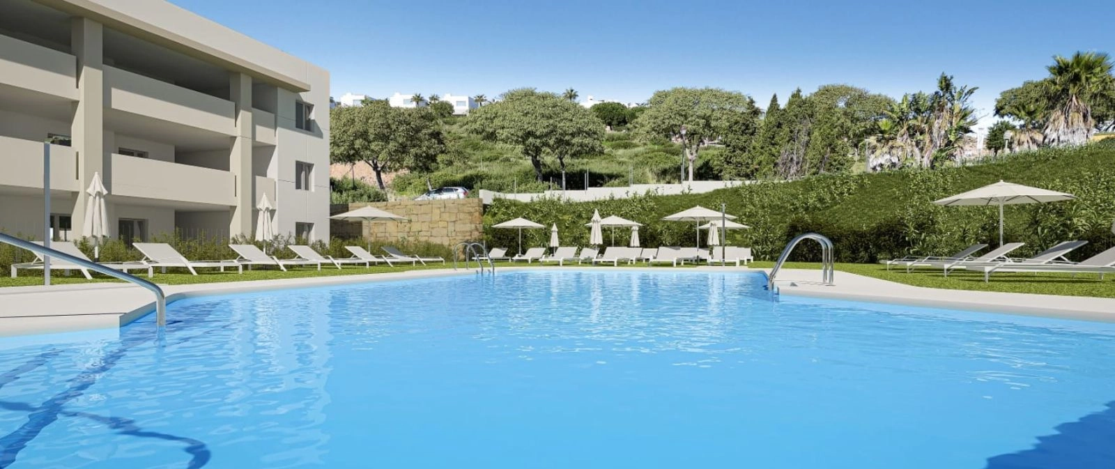Den smukke fælles swimmingpool er en perfekt oase for afslapning, omgivet af velplejede græsplæner.