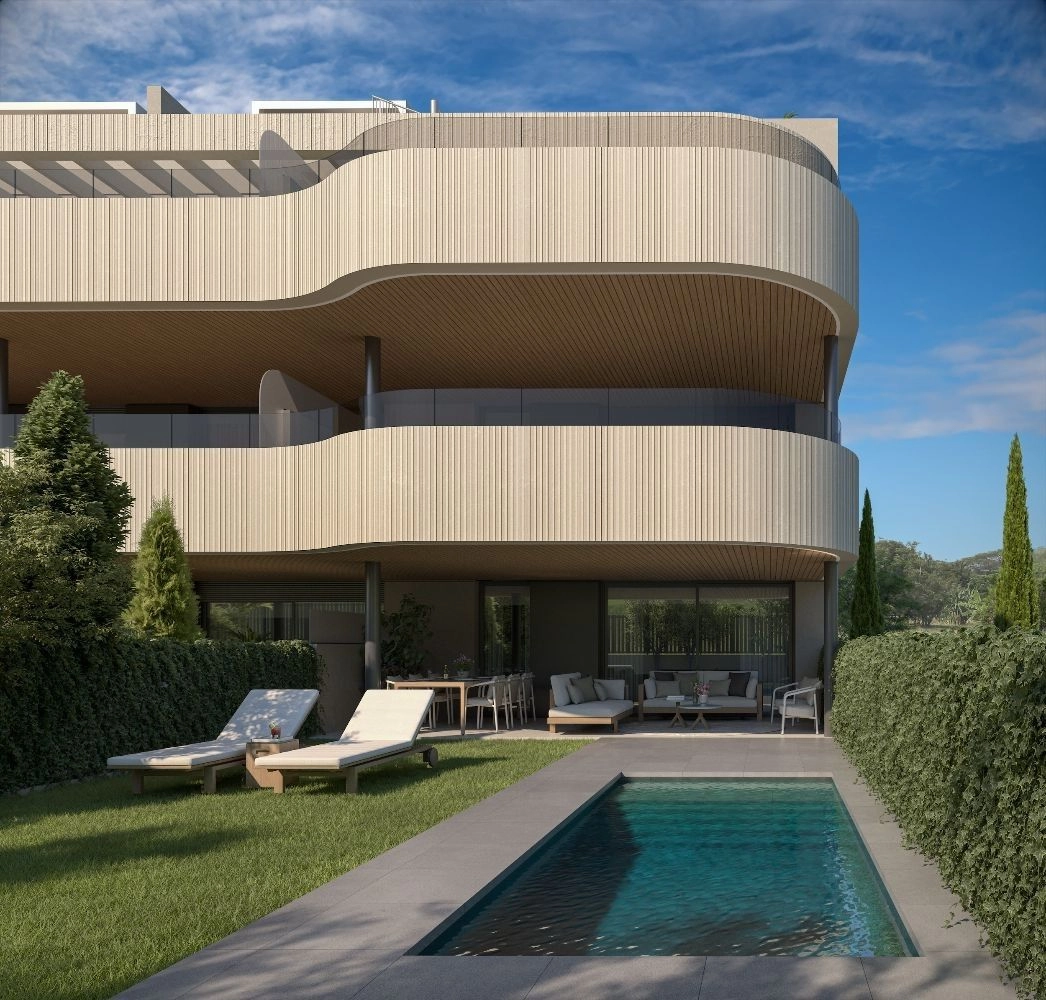 En stueetagesbolig med privat have og personlig swimmingpool, der tilbyder privatliv og direkte adgang til udendørsarealerne.