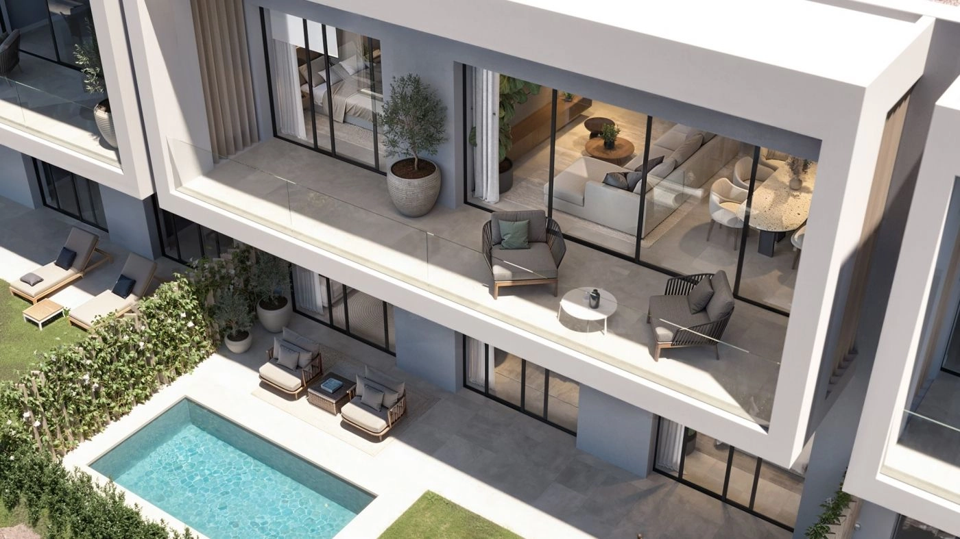 Den øvre terrasse giver et forhøjet perspektiv over de smukke omgivelser og et ideelt sted til morgenkaffen.