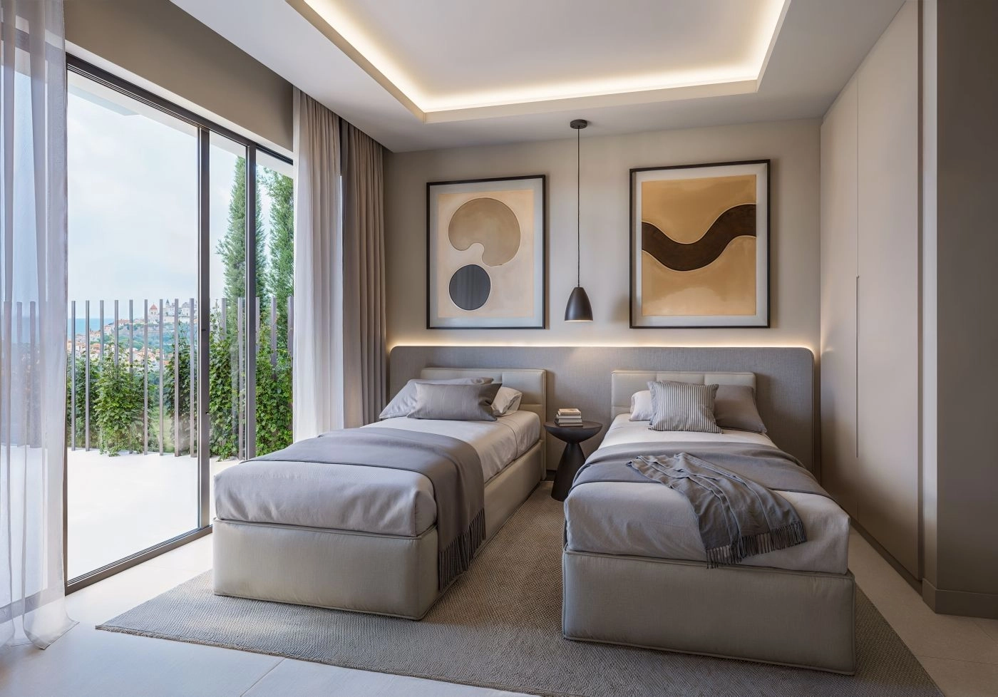 Et lyst og indbydende gæstesoveværelse med store vinduer, der inviterer det smukke kystlys indenfor.