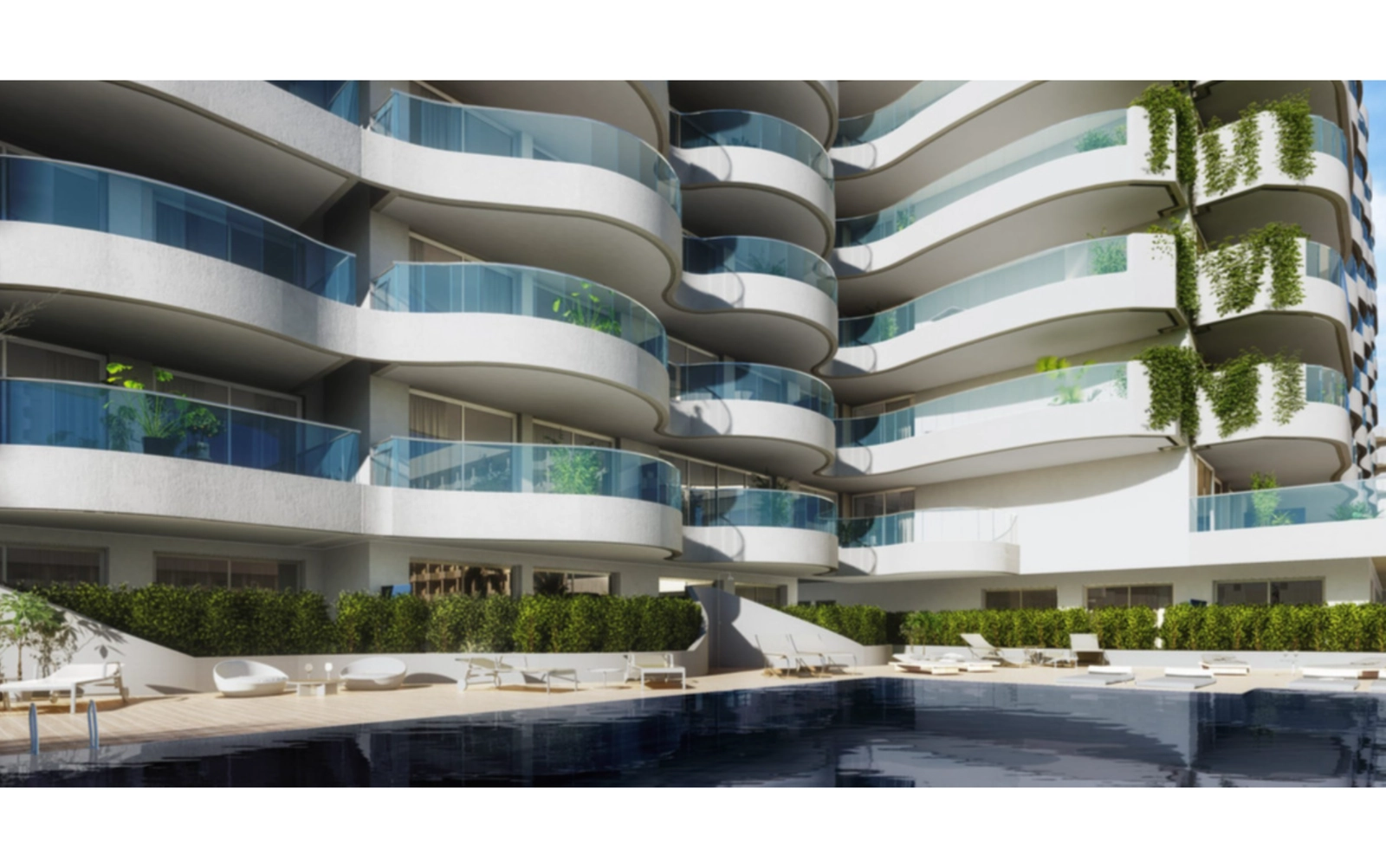 Nyd den indbydende swimmingpool, omgivet af bygningens unikke moderne arkitektur.