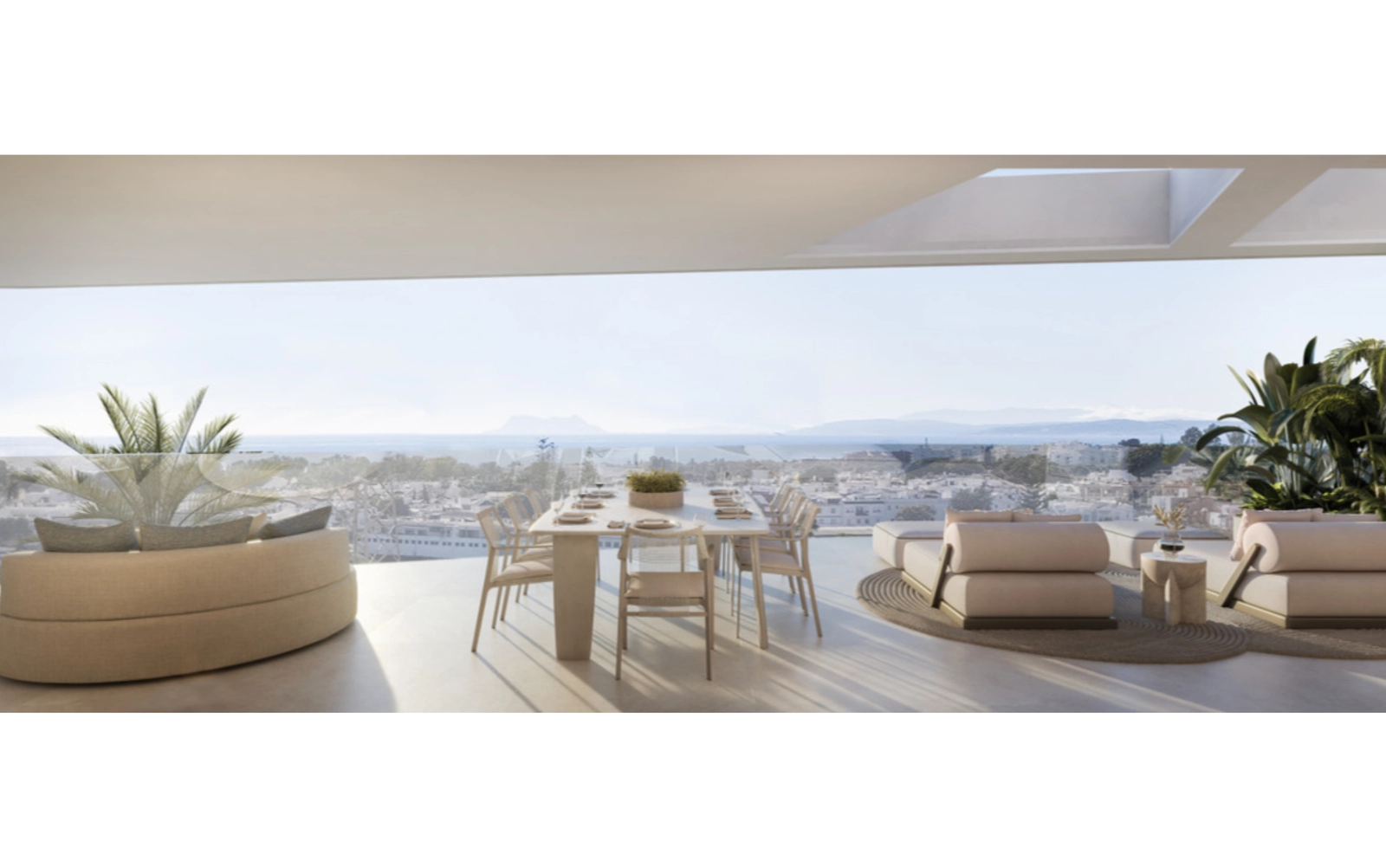 Fra den rummelige terrasse kan du nyde en smuk havudsigt over Costa del Sol.