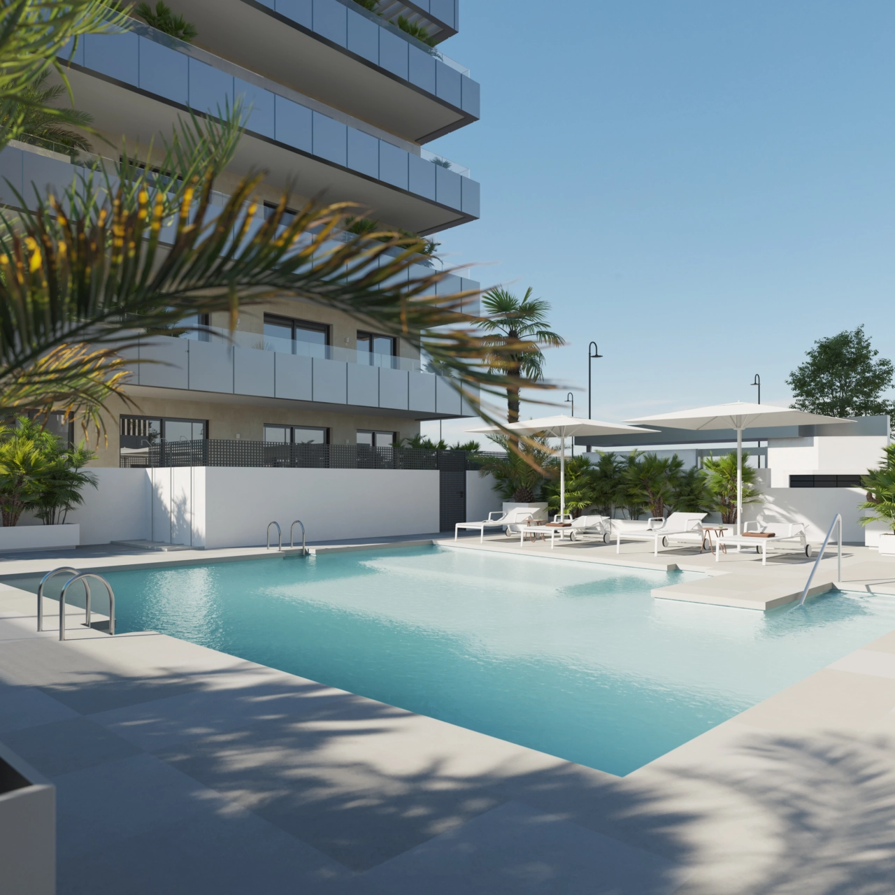 Den udendørs fælles swimmingpool er et perfekt sted at slappe af og nyde den spanske sol.