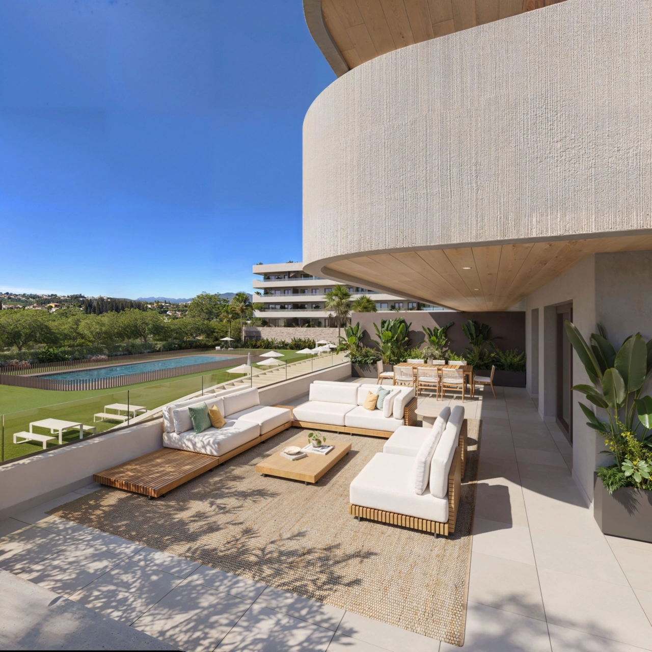 En rummelig privat terrasse, designet til et sømløst liv indendørs og udendørs på Costa del Sol.
