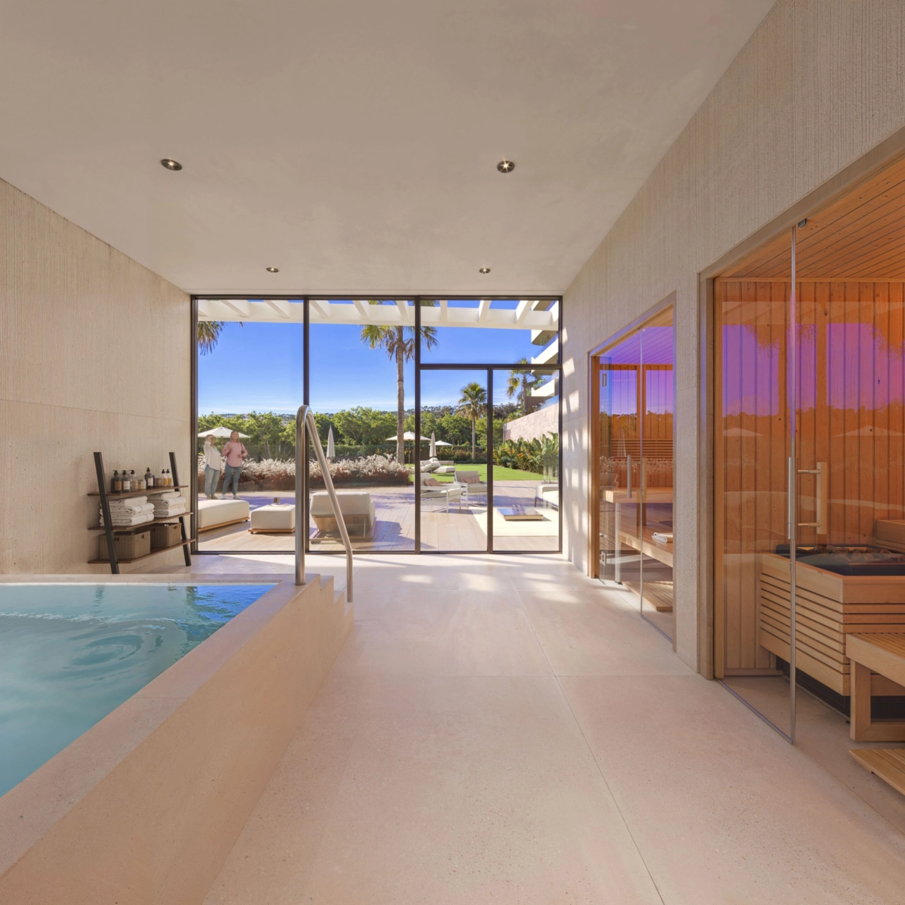 Slap af i beboernes eksklusive spa, komplet med sauna og jacuzzi.
