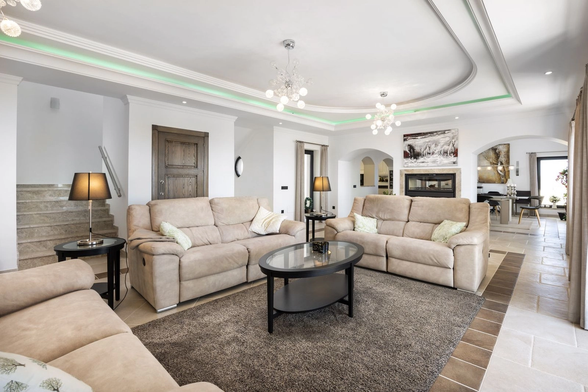 Den elegante og rummelige stue, fyldt med naturligt lys, er designet til komfort og afslapning.