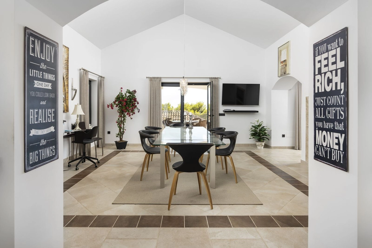 Det lyse og luftige interiørdesign skaber en indbydende atmosfære i hele dette storslåede hjem.