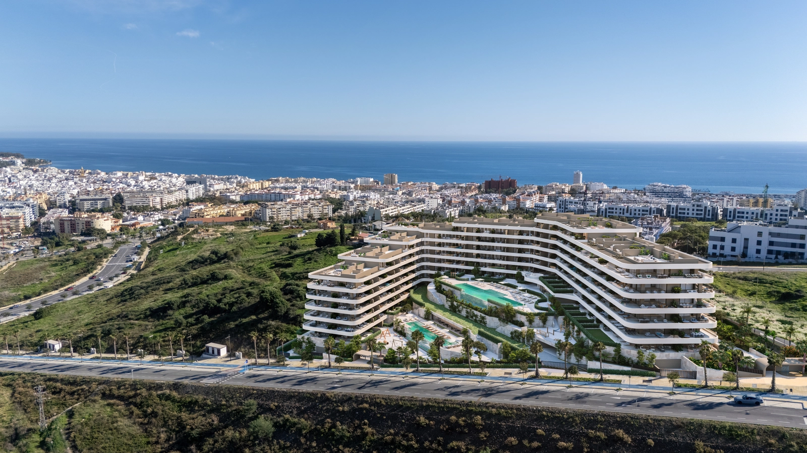 Et luftfoto af bebyggelsen, der viser dens unikke arkitektur og privilegerede beliggenhed med udsigt over havet og Estepona.