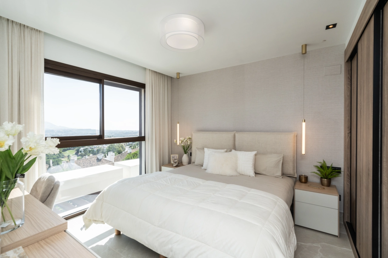 Hovedsoveværelset er et fredeligt tilflugtssted med store vinduer, der indrammer det smukke landskab.