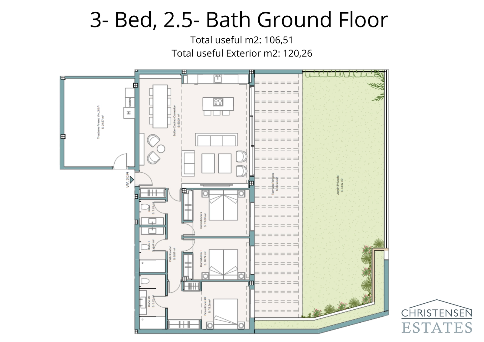 Rummelig treværelses indretning i stueetagen med en stor privat have perfekt til familielivet.