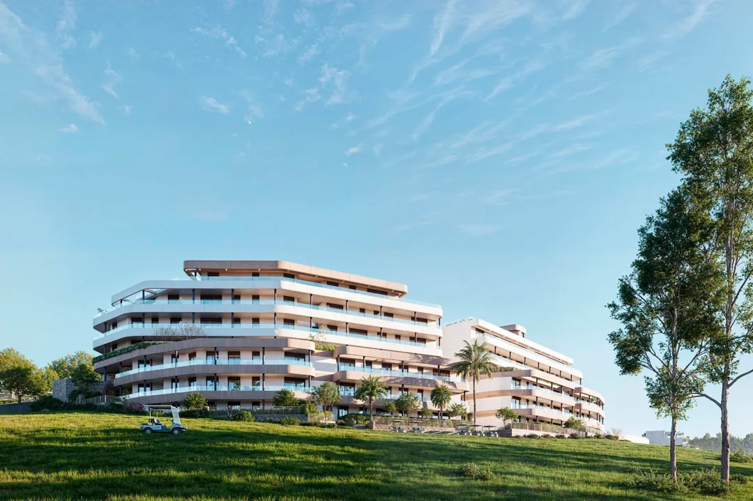 Bebyggelsens moderne arkitektur integrerer smukt med golfbanens grønne landskab.